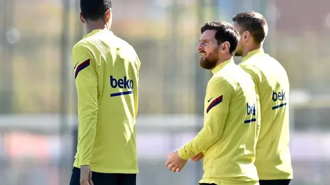 Leo Messi junto a Busquets antes de un entrenamiento del FC Barcelona