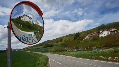Carretera vac&iacute;a en el Valle de Ezcabarte durante el d&iacute;a 33 del Estado de Alarma, en Ezcabarte (Navarra)