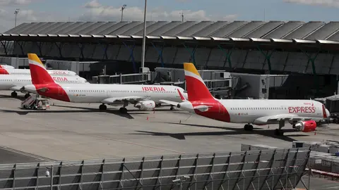 Varios aviones de Iberia aparcados en el Aeropuerto de Madrid-Barajas Adolfo Su&aacute;rez en el d&iacute;a 46 del estado de alarma