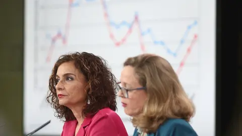 La ministra Portavoz y de Hacienda, Mar&iacute;a Jes&uacute;s Montero (i) y la vicepresidenta tercera y ministra de Asuntos Econ&oacute;micos y Transformaci&oacute;n Digital, Nadia Calvi&ntilde;o.