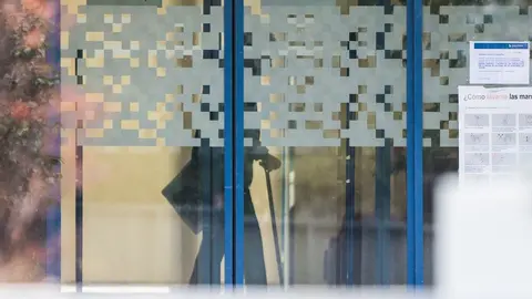 Un residente pasea por los pasillos de la Residencia para Mayores Ballesol Mirasierra que cuenta con m&aacute;s de 190 plazas y donde m&aacute;s de una decena de ancianos han fallecido en los &uacute;ltimos tres d&iacute;as con s&iacute;ntomas de coronavirus, aunque seg&uacute;n han indicado fami