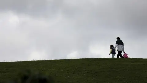 Una ni&ntilde;a pasea con su padre durante el segundo d&iacute;a de desconfinamiento de ni&ntilde;os y preadolescentes durante el estado de alarma 