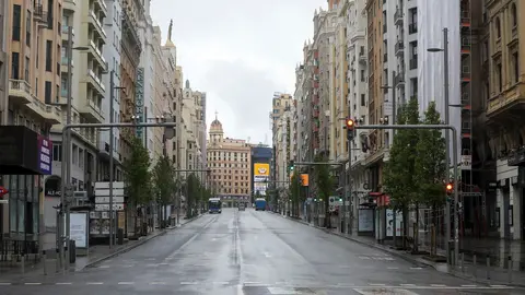 La Gran V&iacute;a madrile&ntilde;a amanece vac&iacute;a donde las temperaturas han bajado estrepitosamente durante el tercer d&iacute;a de la entrada en vigor de la limitaci&oacute;n total de movimientos salvo de los trabajadores de actividades esenciales, medida adoptada por el Gobierno 