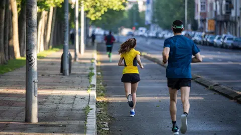 Un hombre y una mujer corren en el primer d&iacute;a en el que se permite salir a la calle en ciertas franjas horarias a hacer deporte, en &Aacute;lava (Vitoria/Pa&iacute;s Vasco/Espa&ntilde;a) a 2 de mayo de 2020.