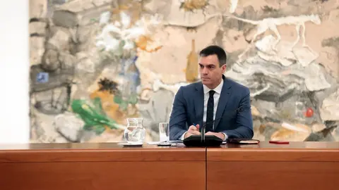 El presidente del Gobierno, Pedro S&aacute;nchez, preside la reuni&oacute;n del Comit&eacute; T&eacute;cnico de Gesti&oacute;n del Covid-19, en el Palacio de la Moncloa, en Madrid (Espa&ntilde;a) a 27 de abril de 2020.