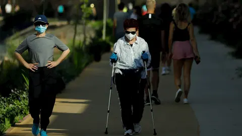 Varios adultos pasean y hacen ejercicio con mascarillas junto al r&iacute;o Segura, en Murcia (Espa&ntilde;a), a 2 de mayo de 2020.