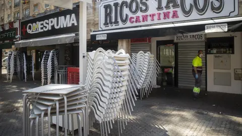 EuropaPress_2966630_sillas_apiladas_terraza_bar_dos_dia_despues_gobierno_central_presentara