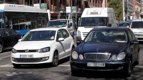 Tr&aacute;fico en una c&eacute;ntrica calle de Madrid.