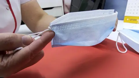 Sonia S&aacute;ez de Buruaga, presidenta de la delegaci&oacute;n de Euskadi de la Sociedad Espa&ntilde;ola de Farmacia Familiar y Comunitaria (SEFAC), ha explicado en una tutorial c&oacute;mo se puede adaptar una mascarilla de adulto para poder ser utilizada por un menor.