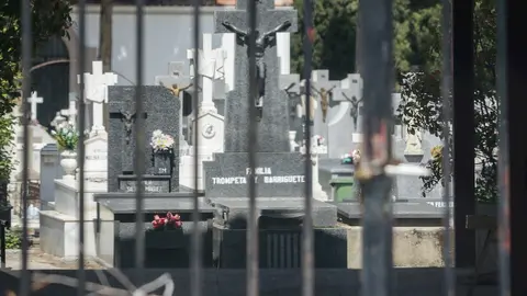 Entrada del Cementerio Municipal de Ciempozuelos (Madrid) desde la que se ven varias tumbas