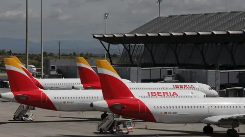 Varios aviones de Iberia aparcados en el Aeropuerto de Madrid-Barajas Adolfo Su&aacute;rez en el d&iacute;a 46 del Estado de Alarma