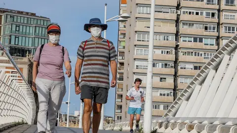 Personas paseando en el primer d&iacute;a de salida en Valencia tras 48 d&iacute;as en casa por el coronavirus