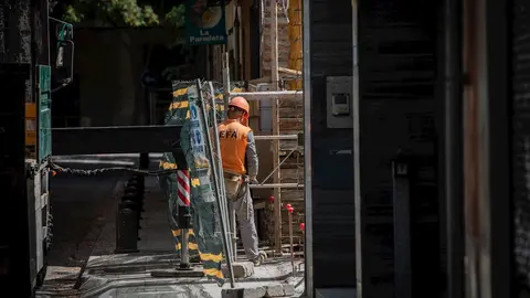 Un operario trabaja en la obra de un edificio durante el d&iacute;a 45 del Estado de Alarma decretado por el Gobierno por la pandemia del Covid-19, en Barcelona