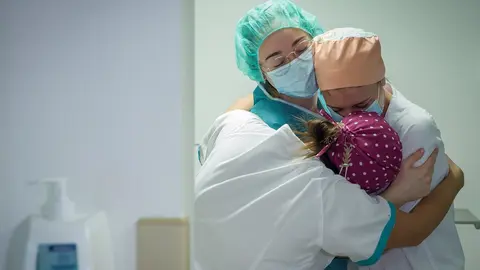 Tres enfermeras se abrazan