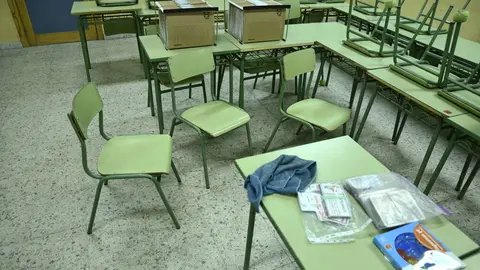 Sillas y mesas en un aula de un colegio. Archivo