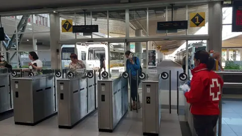Reparto de mascarillas en la estaci&oacute;n de Feve