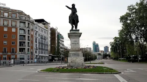 El Paseo de la Castellana vac&iacute;o, una de las calles m&aacute;s emblem&aacute;ticas de la capital durante el confinamiento