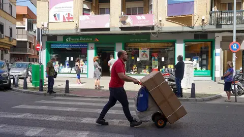 Ciudadanos guardando cola en una tienda de pinturas durante el tercer d&iacute;a de la desescalada del Gobierno y el inicio de la semana octava del estado de alarma decretada por la crisis del coronavirus, en Sevilla (Espa&ntilde;a), a 4 de mayo de 2020.