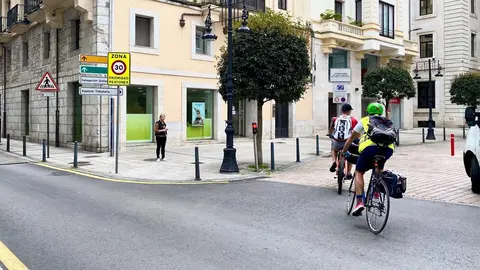 Bicis en una zona 30 de Santander