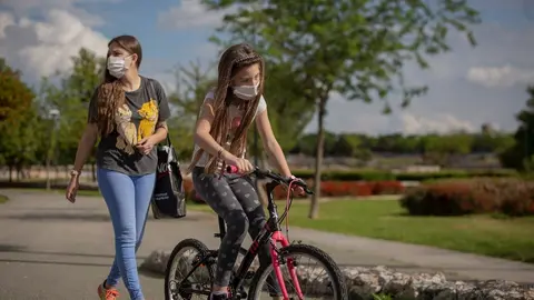 Una mujer con su hija pasean por el parque en el tercer d&iacute;a de desconfinamiento de ni&ntilde;os y preadolescentes. En Sevilla (Andaluc&iacute;a, Espa&ntilde;a), a 28 de abril de 2020
