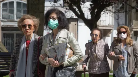 Varias mujeres pasean por la calle durante el D&iacute;a de la Madre y el segundo d&iacute;a de desconfinamiento de los adultos, en Lugo/Galicia (Espa&ntilde;a) a 3 de mayo de 2020.