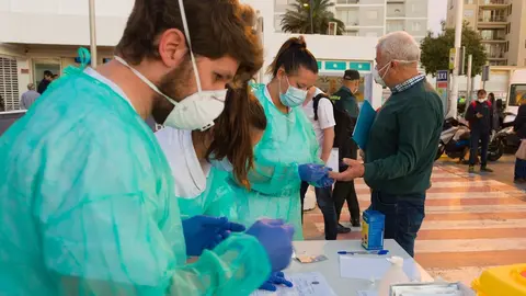A trav&eacute;s de muestra de suero, sanitarios realizan test r&aacute;pidos de coronavirus  a la personas que quieran visitar Formentera y que hayan llegado a la isla en ferry desde Ibiza. Formentera empieza este lunes, 4 de mayo, la fase 1 del plan de desescalada que