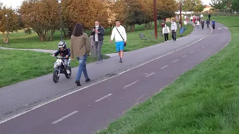 Un ni&ntilde;o pasea en su moto de juguete por el parque de los Pericones
