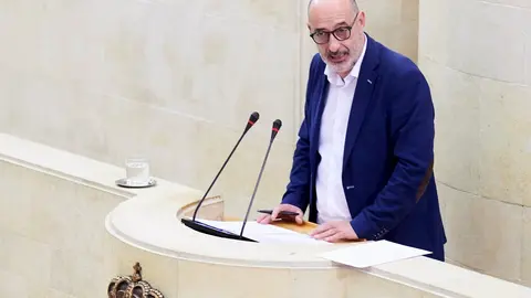 El portavoz de Ciudadanos Cantabria, F&eacute;lix &Aacute;lvarez , interviene en la sesi&oacute;n plenaria del Parlamento de Cantabria para la aprobaci&oacute;n de los Presupuestos de 2020, en Santander (Espa&ntilde;a), a 19 de diciembre de 2019.