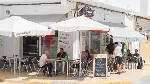 Clientes en la terraza de la cafeter&iacute;a Bon Temps. Formentera empieza este lunes, 4 de mayo, la fase 1 del plan de desescalada que ha elaborado el Gobierno de Espa&ntilde;a. Esta fase permitir&aacute; a los habitantes de esta isla celebrar reuniones de hasta un m&aacute;ximo d