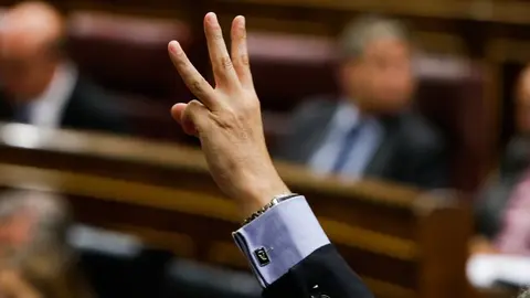 Diputado marcando No en el hemiciclo 