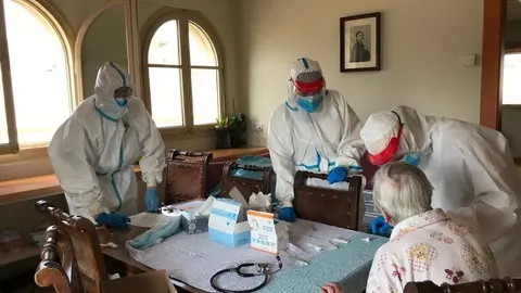 Profesionales de la atenci&oacute;n primaria visitan usuarios de residencias de Girona