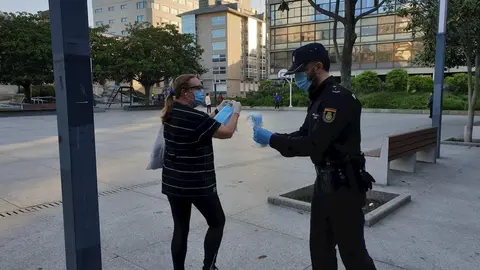 Las Fuerzas y Cuerpos de Seguridad del Estado proceden al reparto de mascarillas en A Coru&ntilde;a