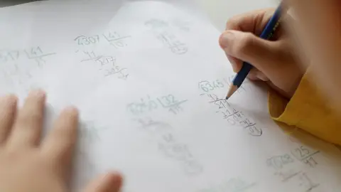 Un ni&ntilde;o realiza operaciones matem&aacute;ticas en casa, en Madrid (Espa&ntilde;a) a 15 de abril de 2020.