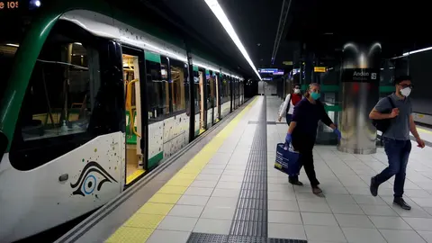 Viajeros con mascarillas en el metro de M&aacute;laga 