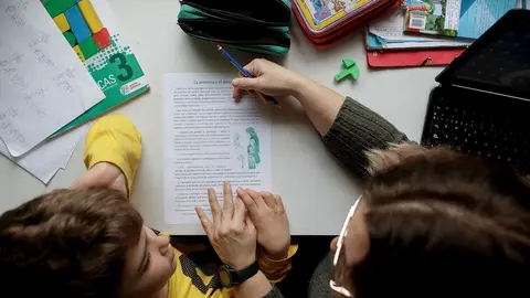 Un escolar hace deberes en su domicilo de Madrid durante el confinamiento por la pandamia del coronavirus.