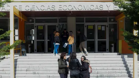 Alumnos frente a la Facultad de Ciencias Econ&oacute;micas y Empresariales de la Universidad Aut&oacute;noma de Madrid, el pasado mes de marzo.