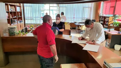 Reparto de m&aacute;scaras protectoras