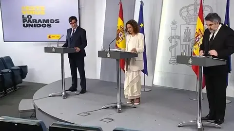 La portavoz del Gobierno y ministra de Hacienda, Mar&iacute;a Jes&uacute;s Montero, el ministro de Sanidad, Salvador Illa, y el ministro de Cultura y Deporte, Jos&eacute; Manuel Rodriguez Uribes, en la rueda de prensa telem&aacute;tica tras el consejo de ministros