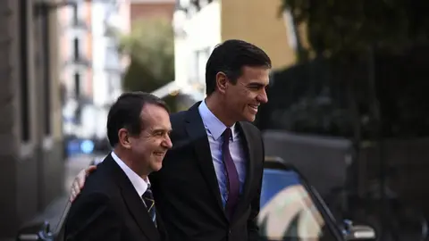(I-D) El presidente de la FEMP, Abel Caballero y el presidente del Gobierno, Pedro S&aacute;nchez, a su llegada al acto por la entrega de la Llave de Oro del Municipalismo a la familia de Tom&aacute;s Rodr&iacute;guez Bola&ntilde;os, en reconocimiento a su labor en defensa de los va