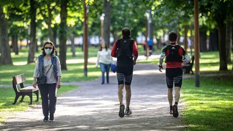 Varias personas salen a correr en el primer d&iacute;a en el que se permite a los mayores de 14 a&ntilde;os salir a la calle a dar paseos y a hacer deporte en distintas franjas horarias, en Vitoria/&Aacute;lava/Pa&iacute;s Vasco (Espa&ntilde;a) a 2 de mayo de 2020.