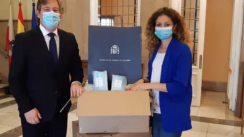 Delegada del Gobierno, Ainoa Qui&ntilde;ones, entrega mascarillas a presidente de la FMC, Pablo Diestro