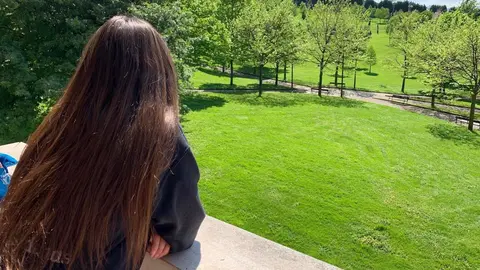 Adolescente en confinamiento ppor el COVID-19.