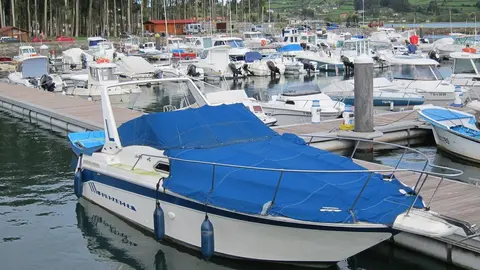 Yate en puerto deportivo de El Puntal
