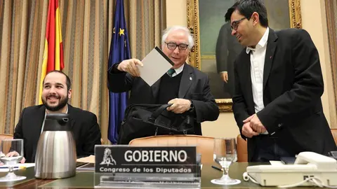 El ministro de Universidades, Manuel Castells, en el centro de la imagen, el pasado mes de febrero en su primera comparecencia en el Congreso.