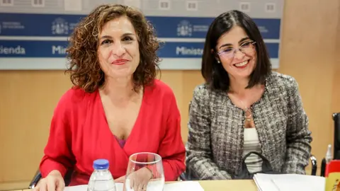 (I-D) La ministra de Hacienda, Mar&iacute;a Jes&uacute;s Montero, y la ministra de Pol&iacute;tica Territorial y Funci&oacute;n P&uacute;blica, Carolina Darias, en el &uacute;ltimo Consejo de Pol&iacute;tica Fiscal y Financiera.