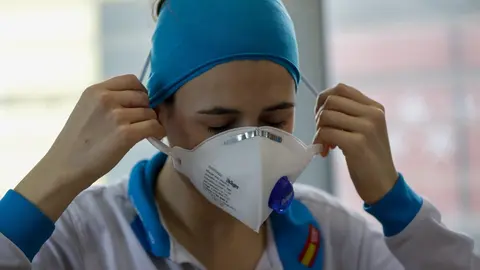 La enfermera del SUMMA Raquel Lafuente descansa en las instalaciones del Servicio de Urgencia M&eacute;dica (SUMMA 112) durante un d&iacute;a de trabajo en el estado de alarma decretado por el Gobierno por el coronavirus. En Madrid (Espa&ntilde;a) a 26 de abril de 2020.