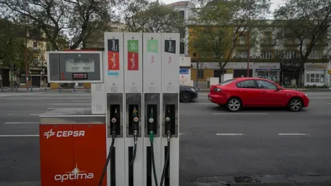 Gasolinera vac&iacute;a debido al desplome del consumo de gasolinas durante el confinamiento en el estado de alarma por coronavirus, Covid-19. En Sevilla (Andaluc&iacute;a, Espa&ntilde;a), a 06 de abril de 2020.