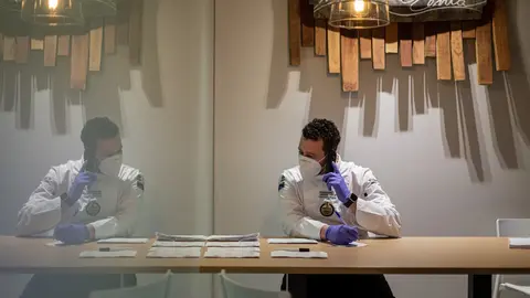 Un cocinero organiza los pedidos en un restaurante en Vitoria/Pa&iacute;s Vasco (Espa&ntilde;a) a 3 de mayo de 2020.