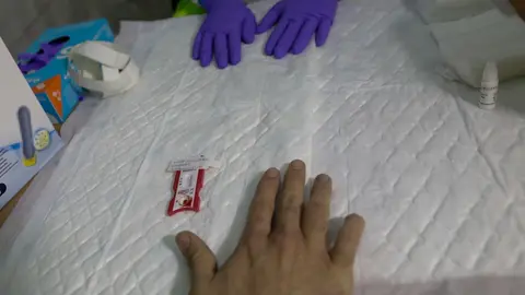 Un sanitario del SUMMA se hace el test para diagnosticar el Covid-19 durante un d&iacute;a de trabajo del Servicio de Urgencia M&eacute;dica (SUMMA 112) en el estado de alarma por la pandemia del coronavirus. En Madrid (Espa&ntilde;a) a 26 de abril de 2020.