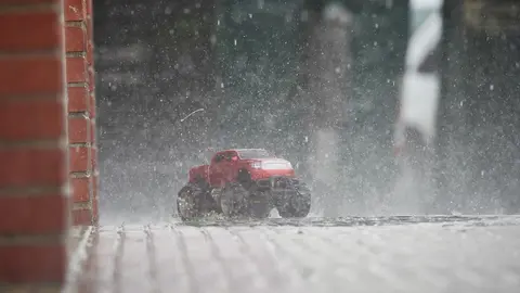 Un coche de juguete abandonado bajo la tormenta de Pamplona durante el Estado de Alarma decretado por el Gobierno de Espa&ntilde;a con motivo del coronavirus COVID-19. En Pamplona, Navarra, Espa&ntilde;a, a 25 de abril de 2020.